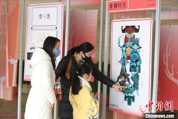 观众欣赏展品。　张畅 摄