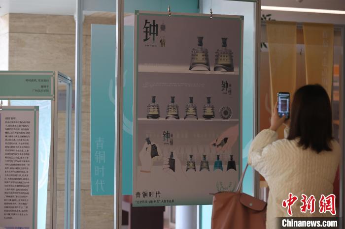 观众欣赏展品。　张畅 摄