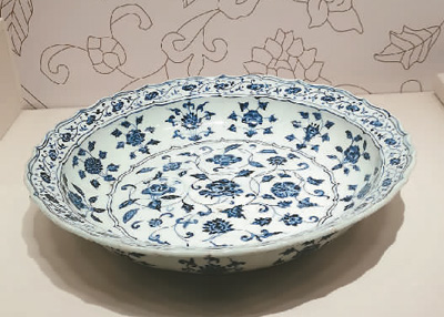 明永乐青花缠枝牡丹菱口瓷盆。 尹晓宇摄