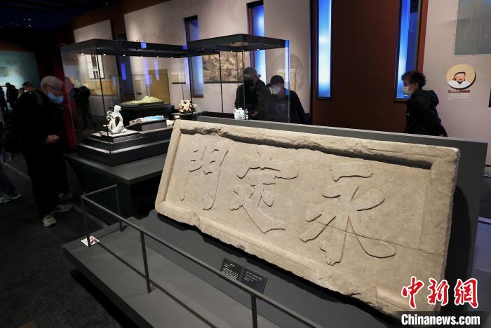 28日，观众在首都博物馆参观“辉煌中轴”展览。　<a target='_blank'  data-cke-saved-href='/' href='/'></p><p>　　28日，观众在首都博物馆参观“辉煌中轴”展览。　中新社记者 易海菲 摄</p><p>　　本次展览由北京市推进全国文化中心建设领导小组指导，北京市文物局和首都博物馆承办。展览共分为壮美中轴、文化中轴、永恒中轴三个部分，对中轴线的壮美秩序、思想源流、历史发展、公众化进程和保护工作进行系统阐释。</p><p>　　壮美中轴部分为观众营造了一个剧场式的中轴线沉浸空间。在16米长的中轴线沙盘上，钟鼓楼、万宁桥、景山、故宫等地标一一呈现，配以立体投影技术，展现北京中轴线的恢宏壮丽；位于沙盘两侧的遗产点三维动画详解，立体展现中轴线建筑的3D效果。观众置身沙盘前，可身临其境“聆听”中轴线的历史演变过程，领略昼夜交替、四季轮转的中轴景象。</p><p align=