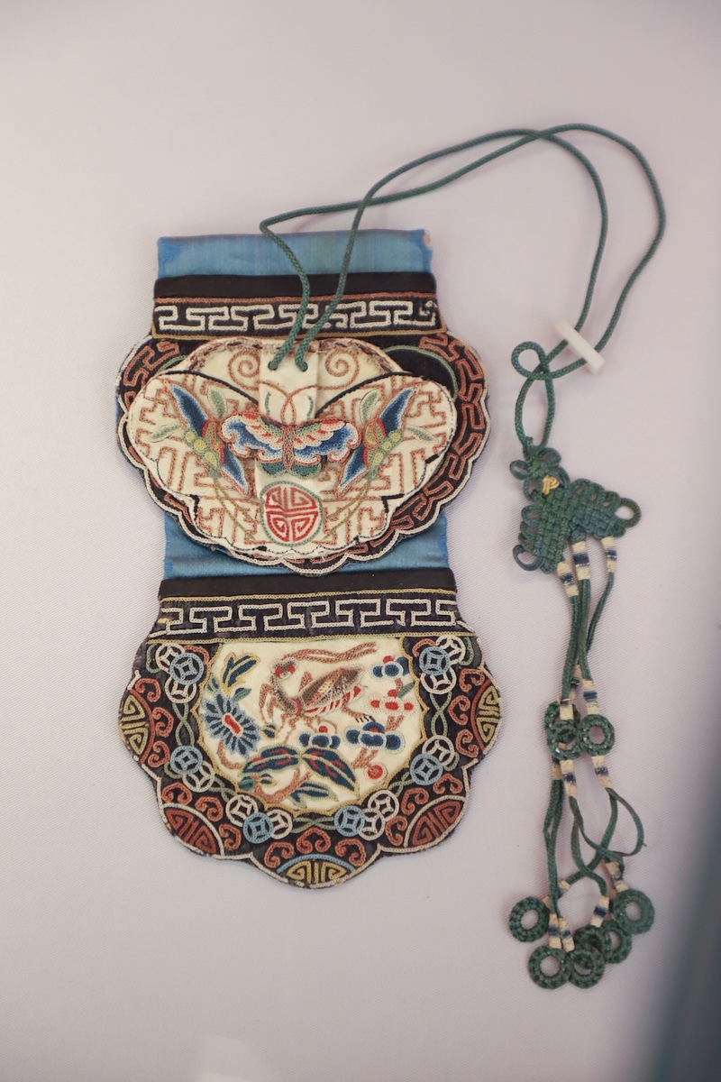 拉锁绣草虫纹“福寿绵绵”搭裢方荷包，时代：清晚期，地域、流派：北京