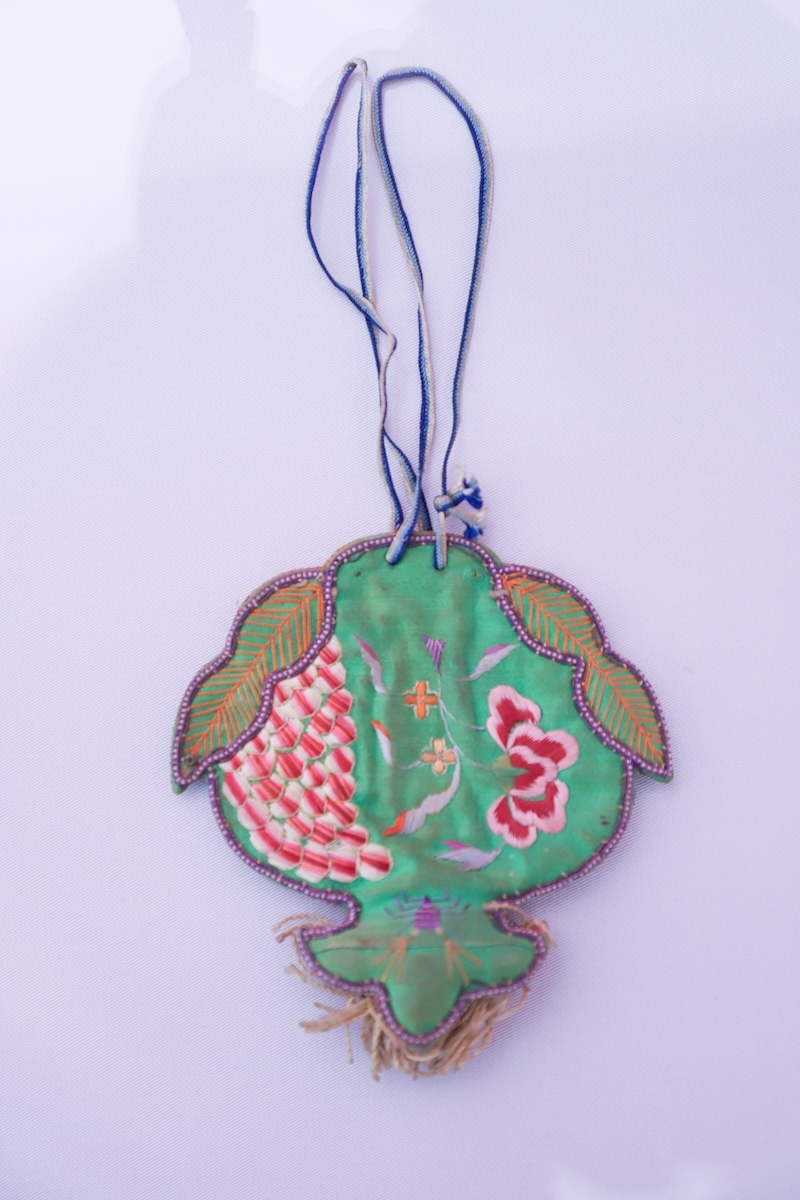 金红缎地“榴开百籽、富贵荣华”花果纹双面钱荷包，时代：清晚期至民国，地域、流派：山西