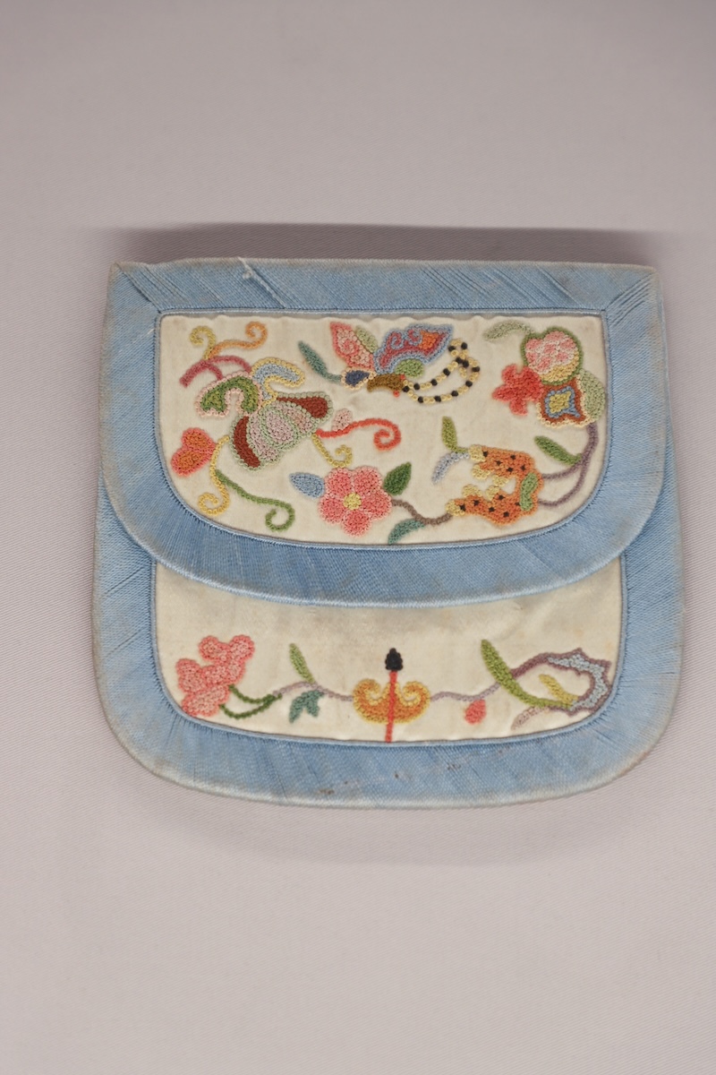 白缎三蓝（红绿黄）打籽绣“五福临门、福寿三多”花蝶纹双面钱荷包，时代：清晚期，地域、流派：北京