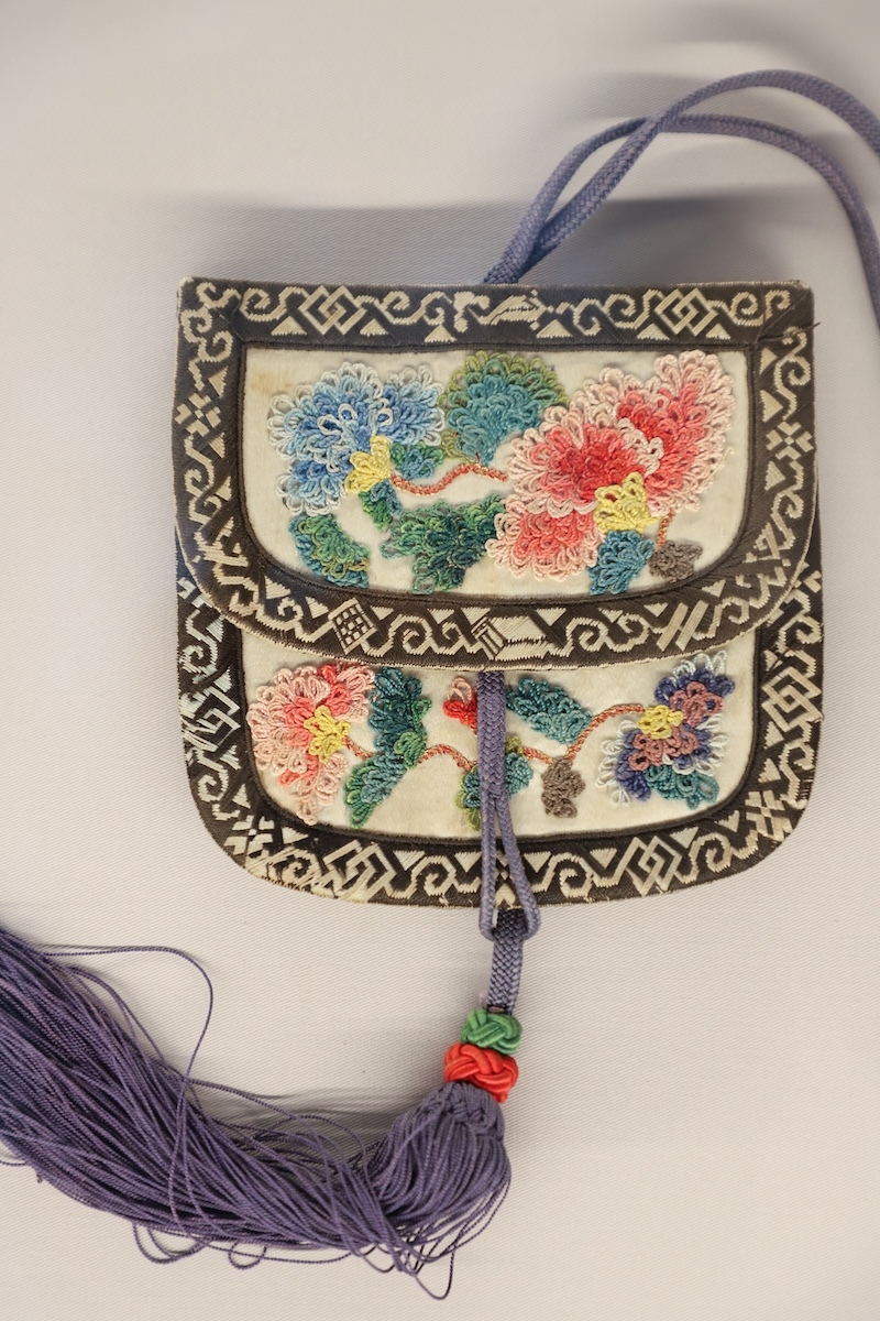 白缎地捻线盘曲堆钉“富贵双全”花卉纹双面荷包，时代：清晚期至民国，地域、流派：山西