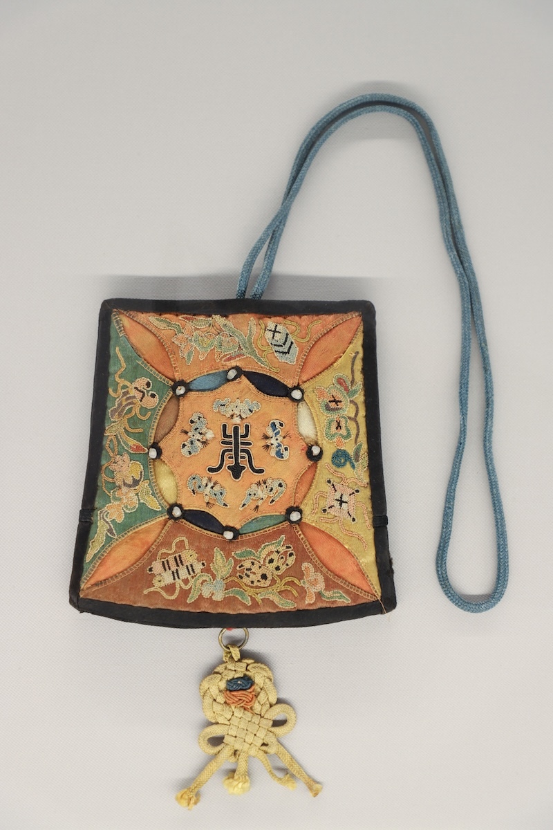 百衲拼绣钉珠“五福捧寿”双面方荷包，时代：清晚期，地域、流派：北京