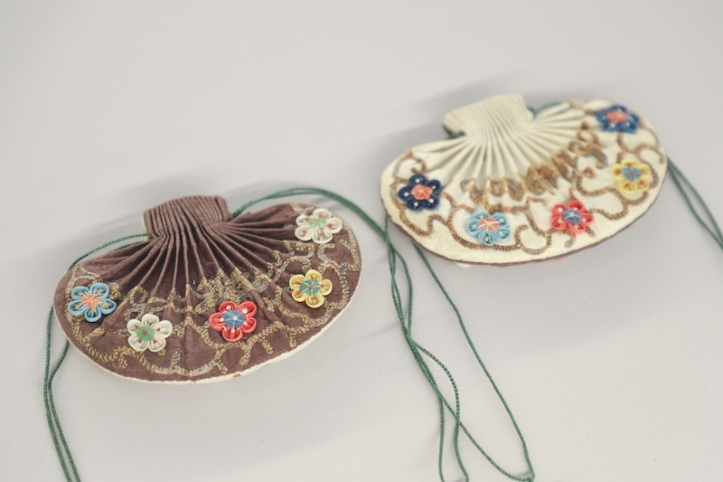 异色缎地补花盘银“五福临门”梅花纹腰圆形双面钱荷包，时代：清晚期，地域、流派：山西