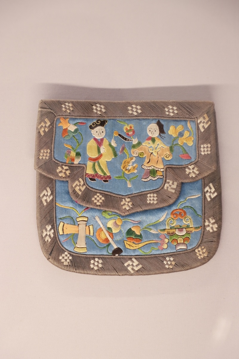 浅蓝缎地平绣“暗八仙”纹双面荷包，时代：清晚期至民国，地域、流派：山西