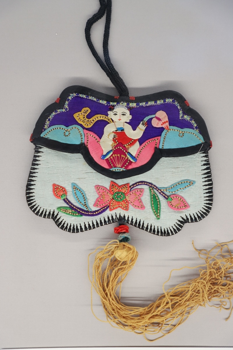 贴布绣“莲里坐娃、莲生贵子”变形蝶形双面荷包，时代：清晚期至民国，地域、流派：山、陕地区