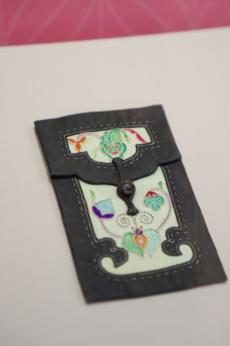 浅绿缎地“生生不息”蛙蝶纹翻盖荷包，时代：清晚期至当代，地域、流派：贵州