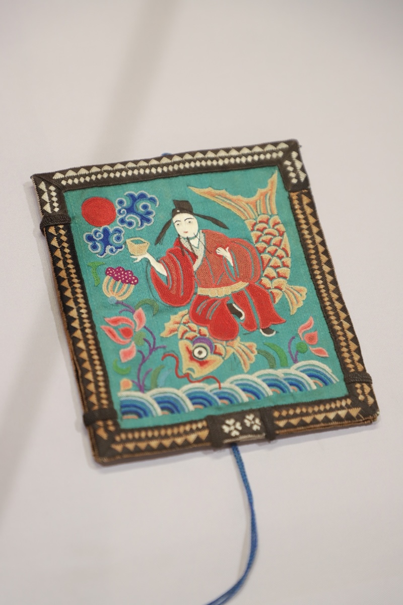绿缎地打籽绣《仙人乘鲤》双面荷包，时代：清晚期至民国，地域、流派：大江南